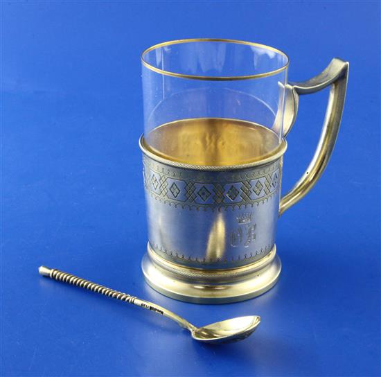 A 19th century Russian 84 zolotnik parcel gilt silver tea glass holder and similar spoon, in fitted wooden case, 3.5 oz.